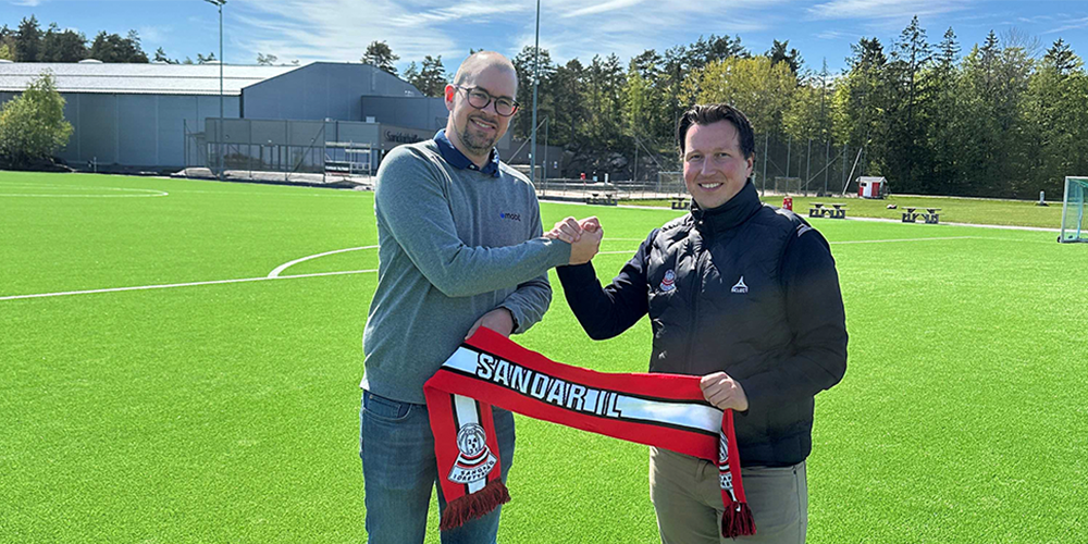 Jesper Øien fra Mobit Sandefjord og Tønsberg (til venstre), sammen med Simen Hem, daglig leder hos Sandar IL